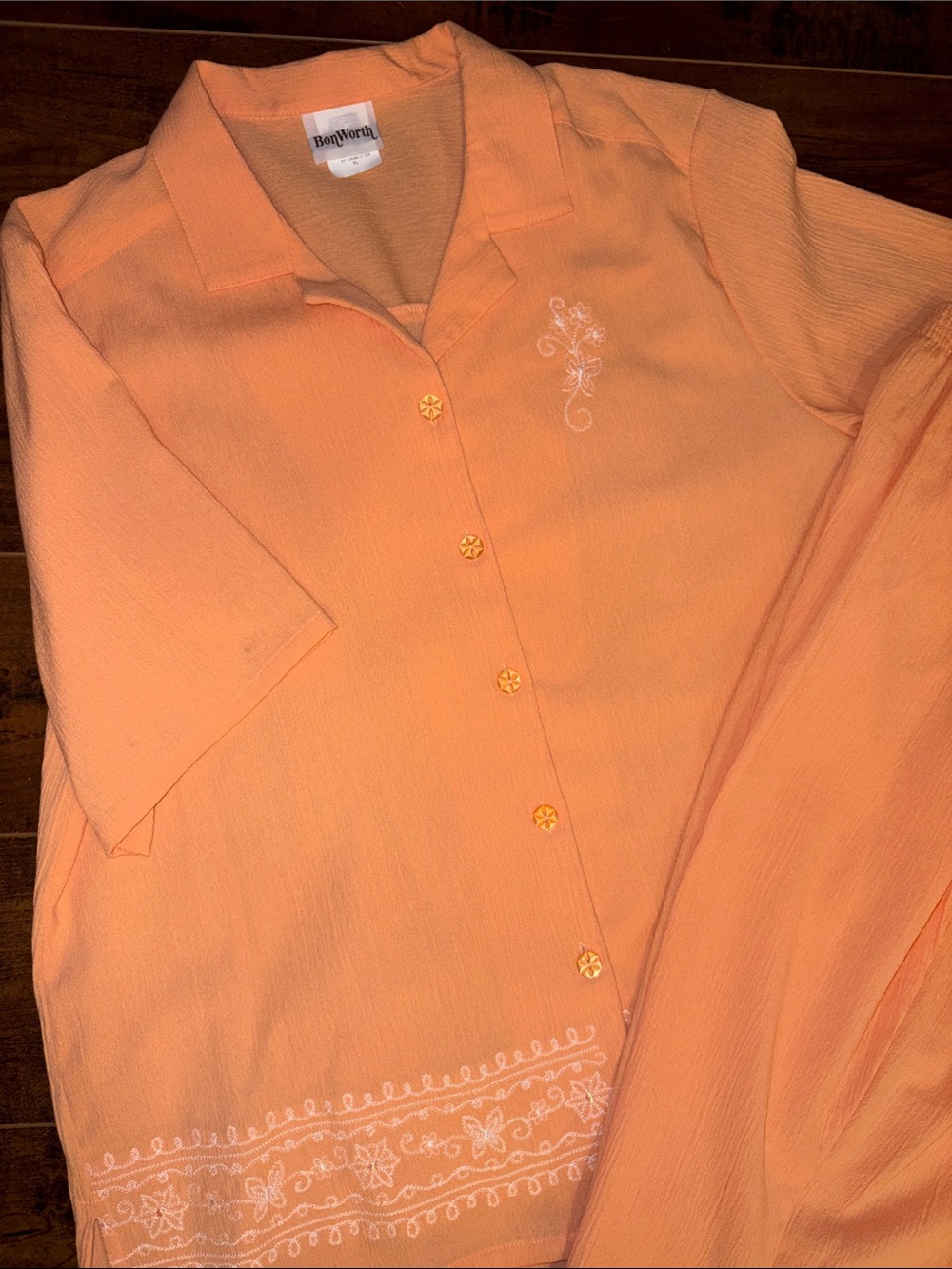 BonWorth Peach Button-Down Shirt with White Embroiderry Capri Pants - Picture 5 of 11